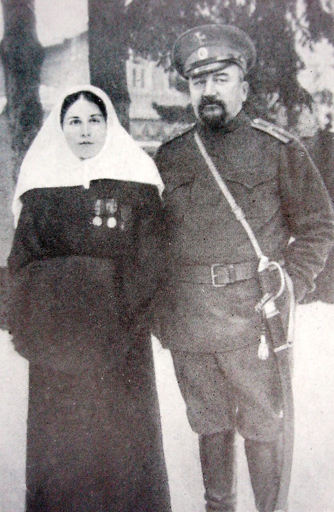 А.И. Куприн и его жена Елизавета Морицевна в форме сестры милосердия. 1914 год
