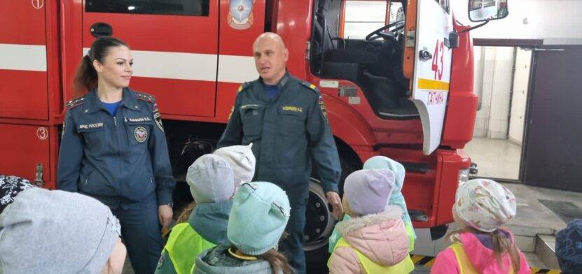 Пожарные и маленькие дети