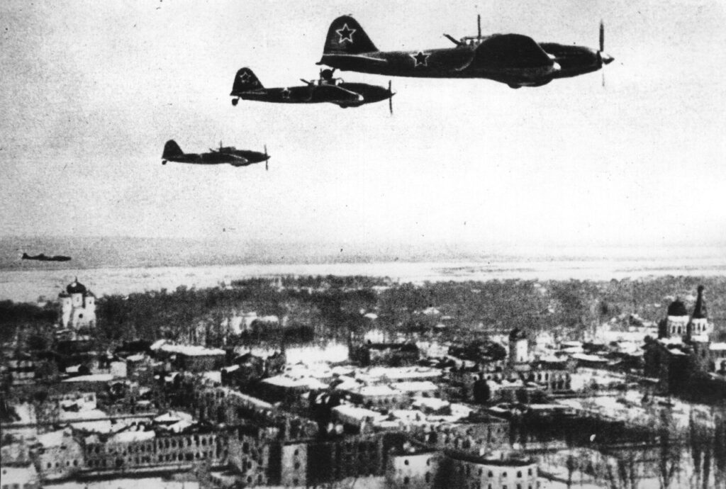 Советские самолёты над Гатчиной