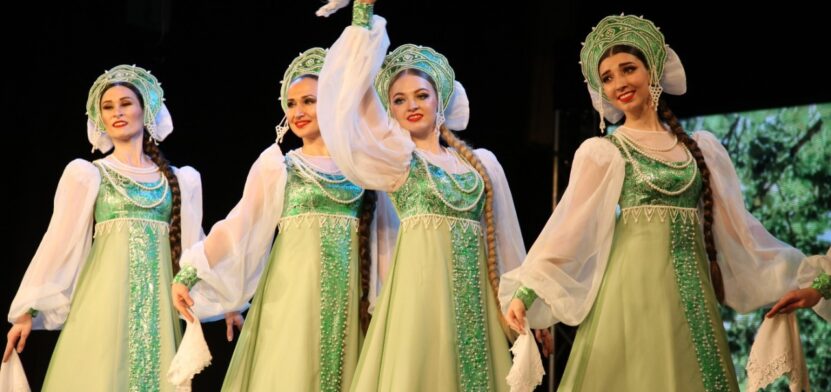 Девушки из ансамбля Донбасс