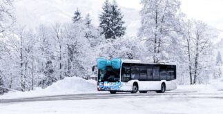 Автобус зимой с бантом