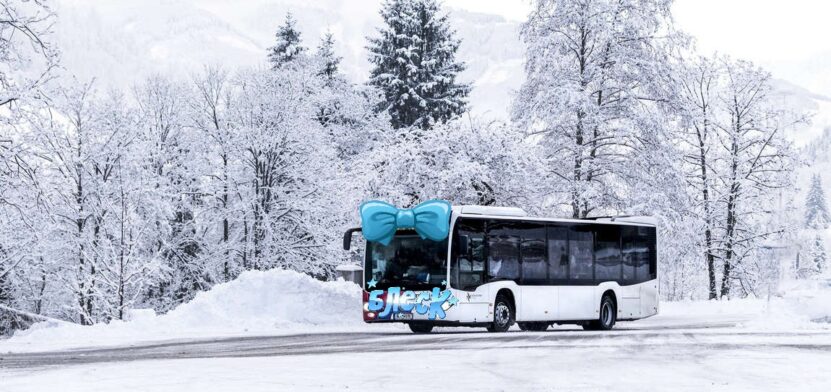 Автобус зимой с бантом