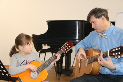 Софья Яковлева и М. Ю. Магнитский - преподаватель по классу гитары