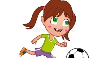 маленькая-девочка-играя-футбол-112218152