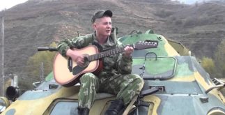 Афганец поёт под гитару