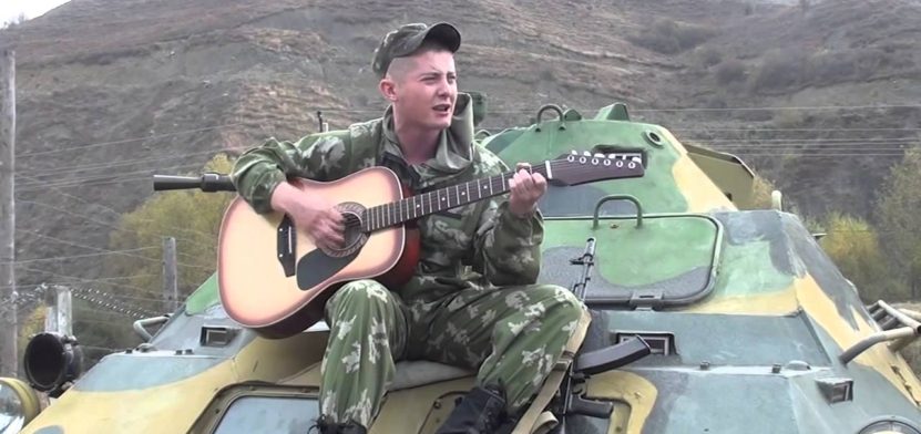 Афганец поёт под гитару