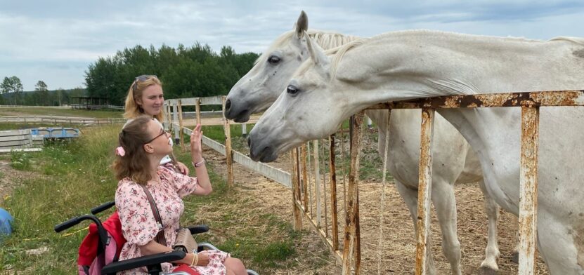 Девушка -инвалид с лошадью