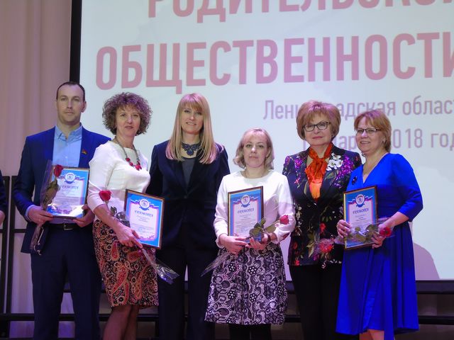 Е. Киселёва (третья справа)