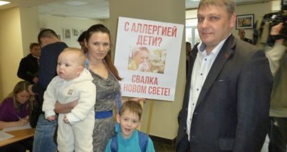 Евгений Крылов (справа) с маленькими общественниками