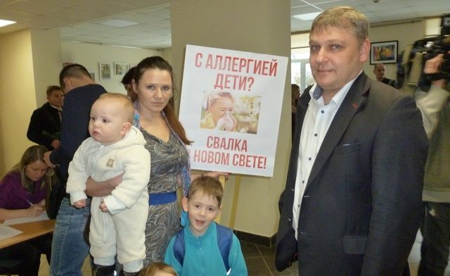 Евгений Крылов (справа) с маленькими общественниками