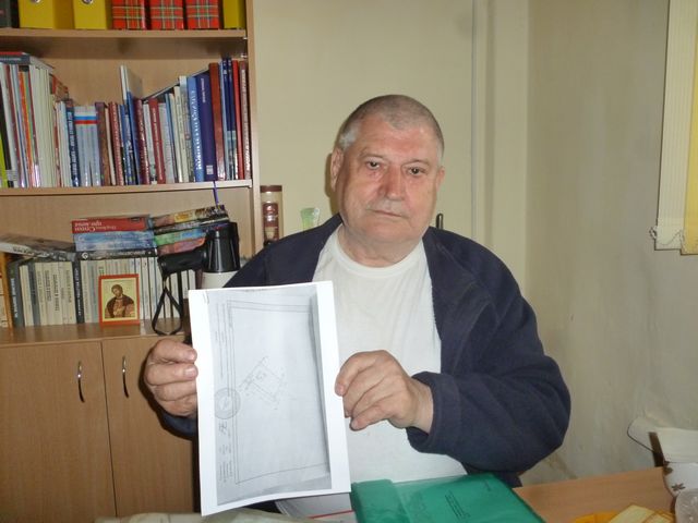 Михаил Рогожинский с планом своего участка, где закреплён свободный проезд к реке