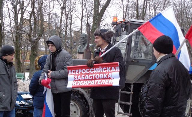 Организатор пикета Антон Грачёв (в центре)