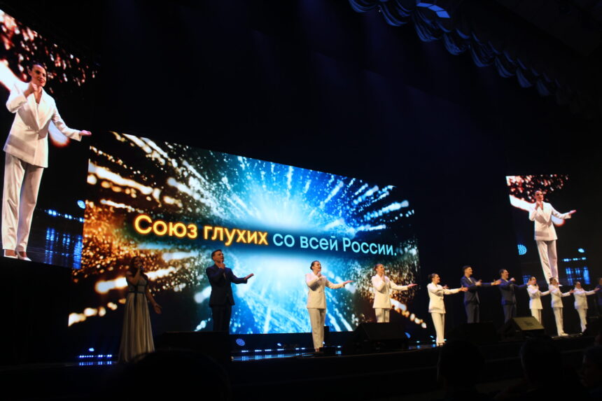 Торжественную песню для ВОГ написала автор гимна Гатчинской полиции